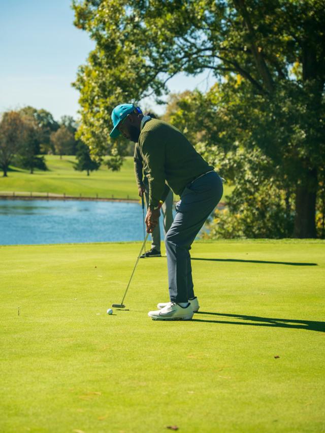 AK reading the line of a putt