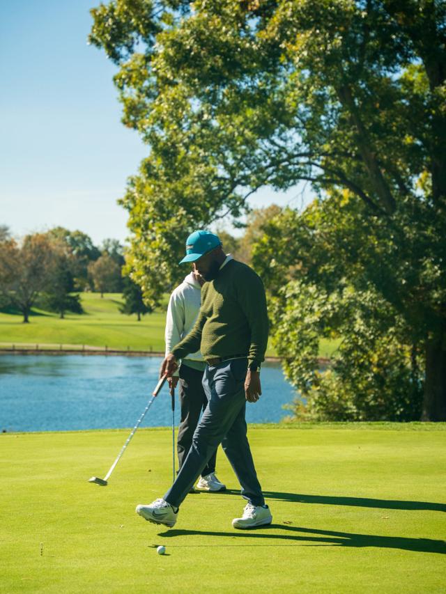AK lining up a putt