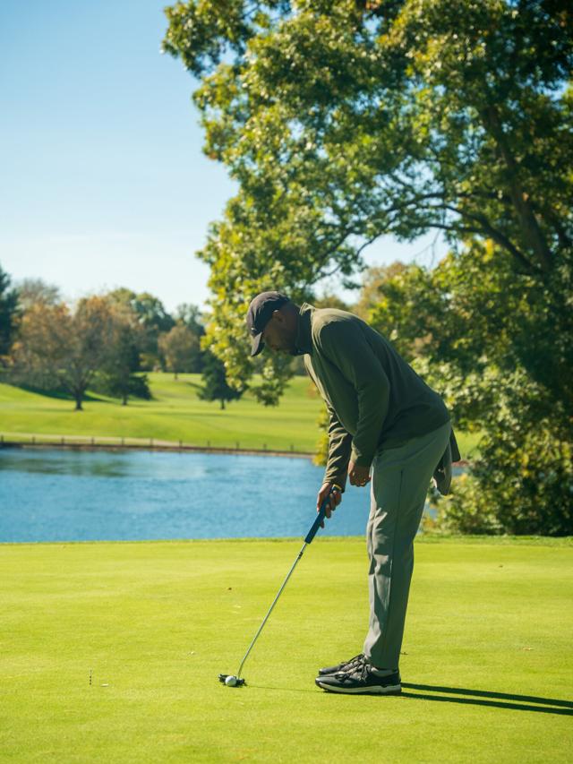 Claude putting on the green