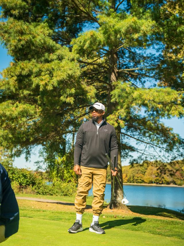 Derrick McKinney lining up a putt