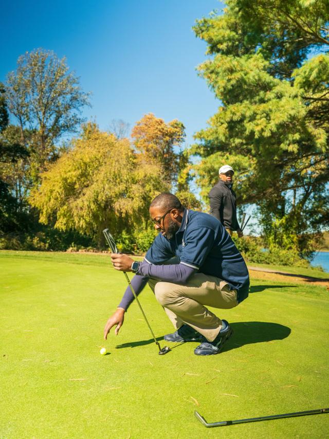 Jason Jones reading a putt