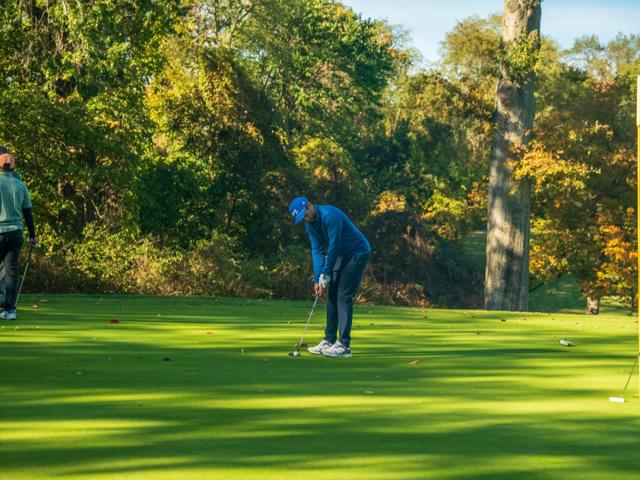 Rome Jenkins putting on the green